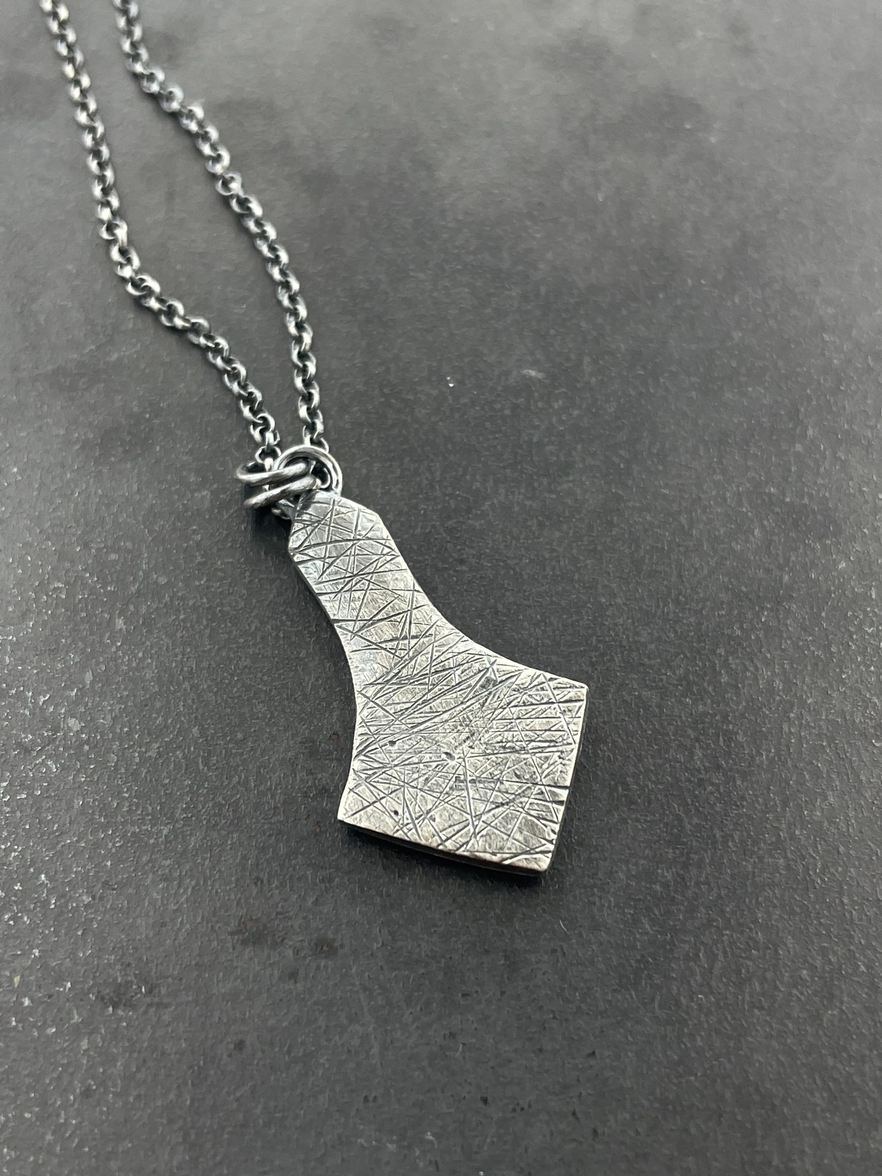 Deco Necklace with random crosshatch