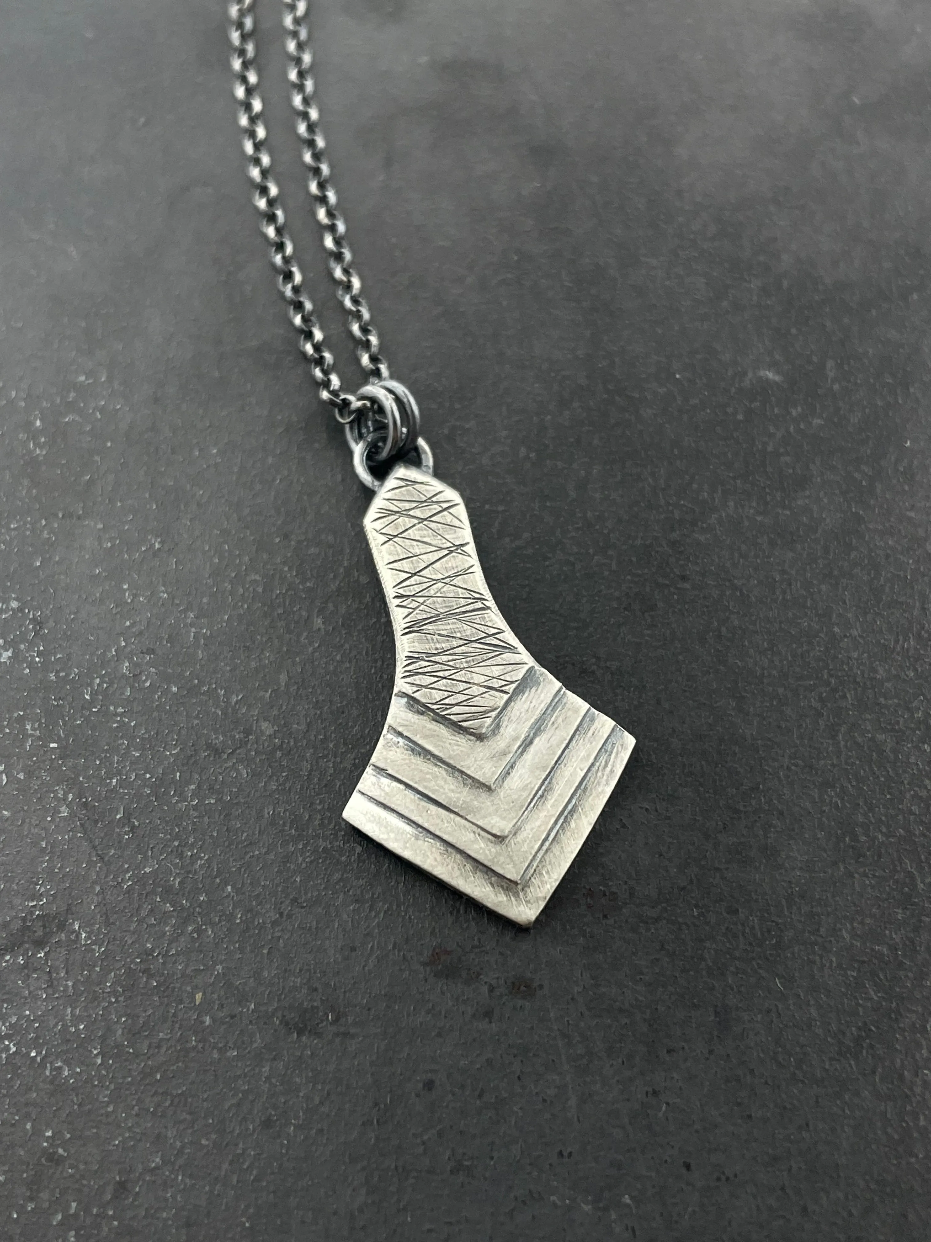 Deco Necklace with random crosshatch